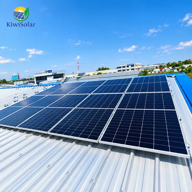 Panouri fotovoltaice pe un acoperiș industrial